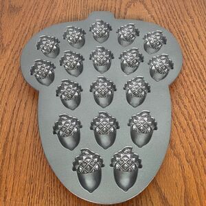 Nordicware Acorn Cakelet Pan. Uses two cups of batter EUC 18 acorns